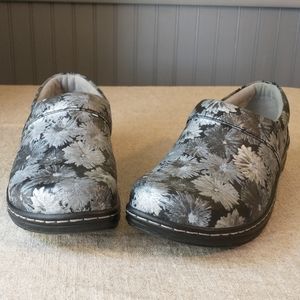 Klogs Moxy Clog Boho Cottage Core Painted Silver Flower Slip on Shoes